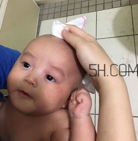 如何正確給寶寶洗澡？給寶寶洗澡水溫多少度？
