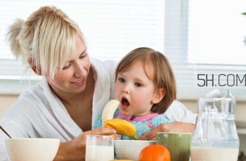 寶寶多大可以自己吃飯？如何讓寶寶愛上吃飯？