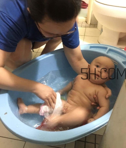如何正確給寶寶洗澡？給寶寶洗澡水溫多少度？