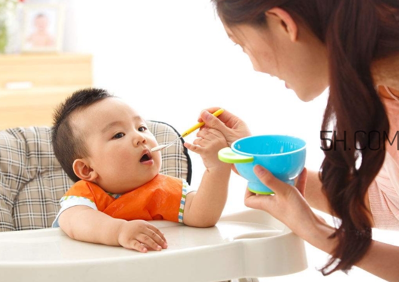 教會(huì)寶寶自己吃飯，你做到這些了嗎？