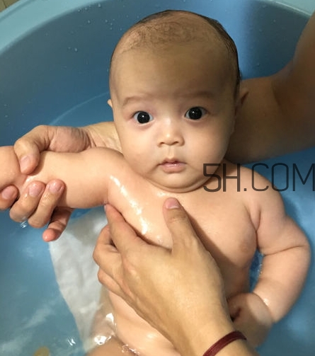 如何正確給寶寶洗澡？給寶寶洗澡水溫多少度？