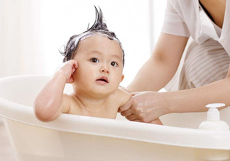 如何正確給寶寶洗澡？給寶寶洗澡水溫多少度？