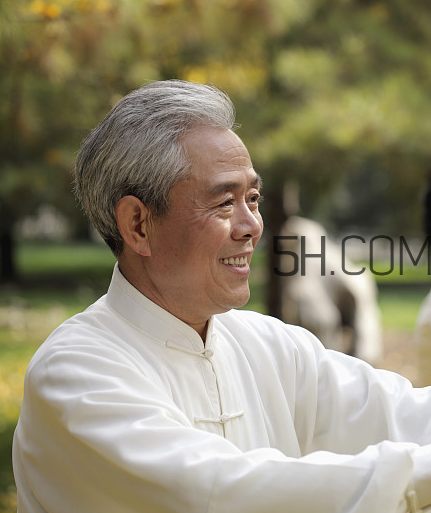 頸椎病能游泳嗎？頸椎病能引起胸疼嗎？