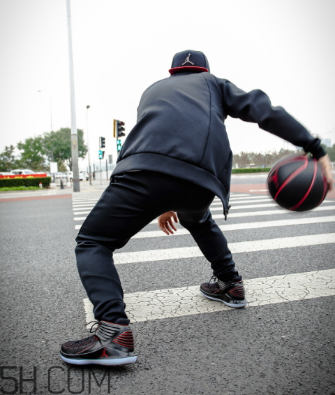 air jordan 32黑紅禁穿配色上腳效果怎么樣？