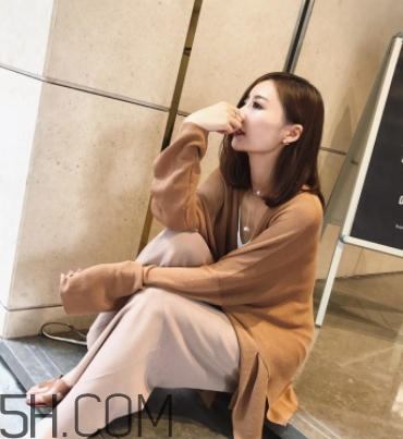 焦糖色風(fēng)衣配什么內(nèi)搭？焦糖色風(fēng)衣里面穿什么