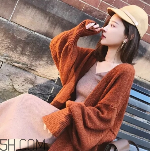 焦糖色毛衣配什么外套？焦糖色毛衣配什么顏色外套好看