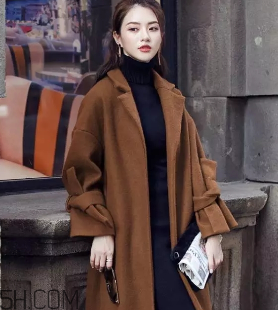 焦糖色大衣配什么顏色圍巾？焦糖色呢子配什么圍巾