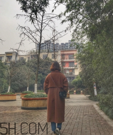 焦糖色大衣配什么顏色毛衣？焦糖色大衣毛衣搭配