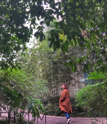 焦糖色大衣配什么顏色毛衣？焦糖色大衣毛衣搭配