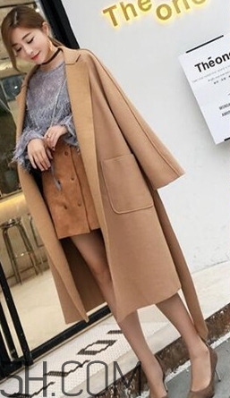 焦糖色風(fēng)衣搭配什么鞋子？焦糖色風(fēng)衣搭配什么襪子
