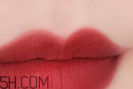 姨媽色口紅適合什么膚色？姨媽色口紅顯白嗎