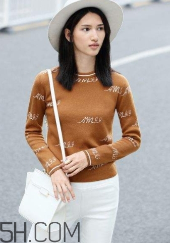 焦糖色毛衣配什么褲子？焦糖色毛衣配什么鞋子？