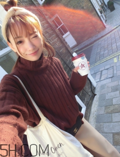 焦糖色毛衣配什么褲子？焦糖色毛衣配什么鞋子？