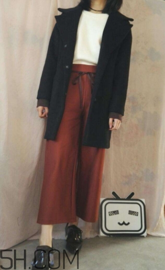 焦糖色褲子配什么顏色外套？焦糖色褲子怎么搭配圖片