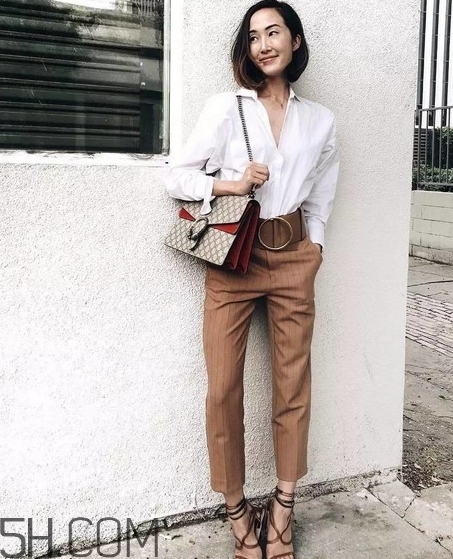 焦糖色褲子配什么鞋子？焦糖色褲子配什么襪子