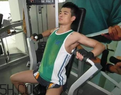 坐姿推胸能練下胸嗎？坐姿推胸和臥推哪個效果好？