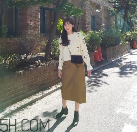 白色毛衣搭配什么裙子？白色毛衣搭配裙子圖片