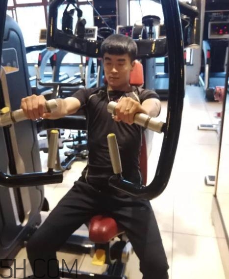 坐姿推胸多重合適？坐姿推胸怎么確定重量？