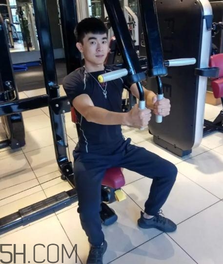 坐姿推胸多重合適？坐姿推胸怎么確定重量？