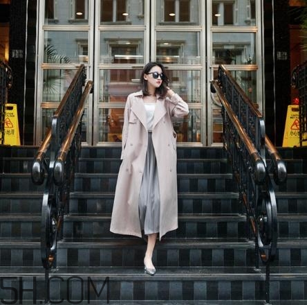 粉色衣服配什么顏色的褲子？粉色衣服搭配褲子圖片