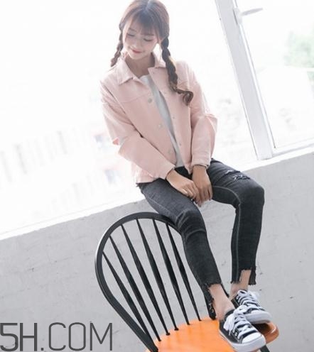 粉色衣服配什么顏色的褲子？粉色衣服搭配褲子圖片