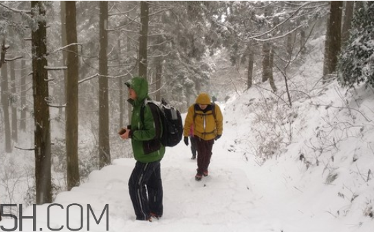 下雪爬山要準備什么？爬山后小腿疼怎么按摩？