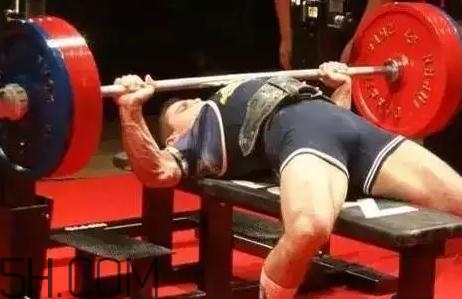 什么是斷頭臺(tái)臥推？杠鈴斷頭臺(tái)臥推怎么做？
