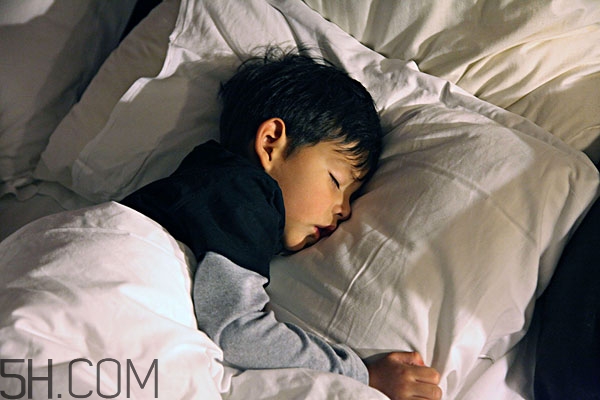 男人經(jīng)常熬夜會影響生育嗎 男人也要對自己好一點(diǎn)