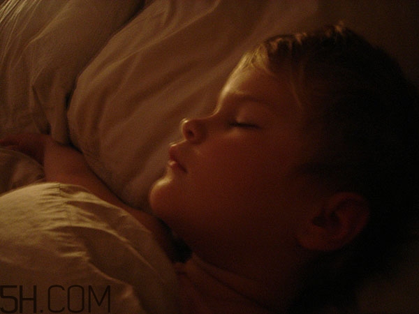 男人經(jīng)常熬夜會影響生育嗎 男人也要對自己好一點(diǎn)