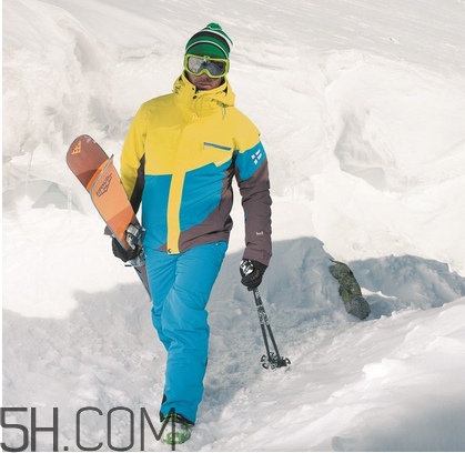 滑雪服什么牌子好？滑雪服和沖鋒衣哪個(gè)好？