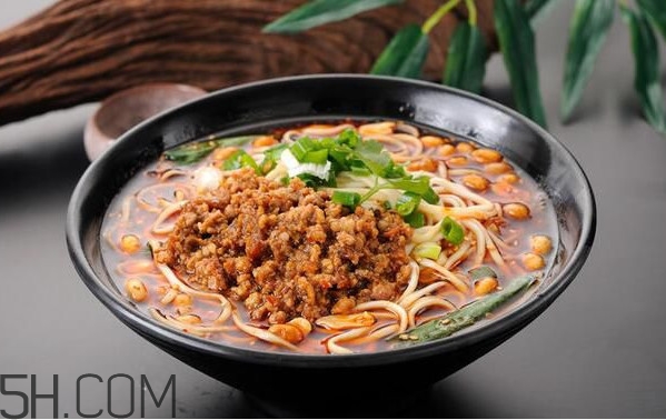 重慶小面為什么會(huì)火？重慶小面湯是怎么熬制的