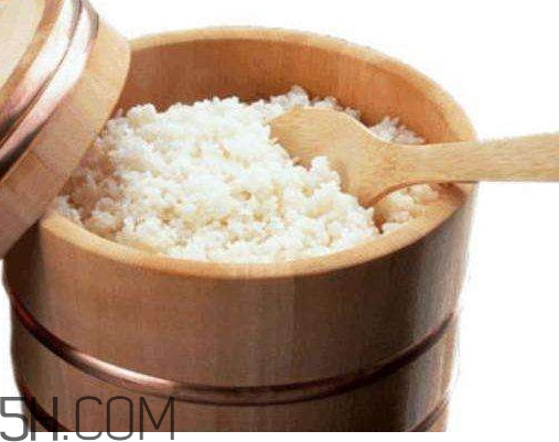 煮飯用熱水還是冷水？煮飯要放多少水