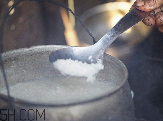 煮飯?jiān)趺床徽冲?？煮飯能用開水嗎