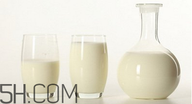 不宜喝牛奶的人群有哪些？牛奶和哪些食物相克？