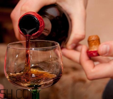 喝酒會引起尿酸偏高嗎？喝酒會引起尿毒癥嗎？