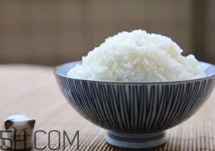 煮飯用熱水還是冷水？煮飯要放多少水