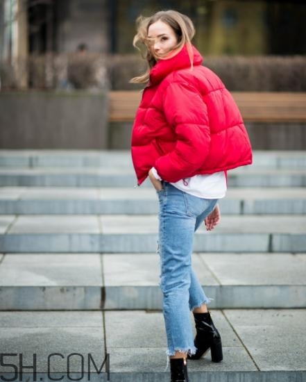 紅色羽絨服怎么搭配？紅色羽絨服搭配圖片