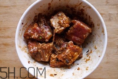 粉蒸肉五花肉怎么腌制？做粉蒸肉的肉要去皮嗎
