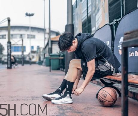 under armour curry 4黑白配色上腳效果怎么樣？