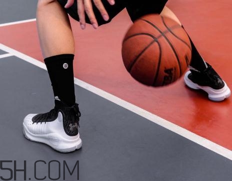 under armour curry 4黑白配色上腳效果怎么樣？