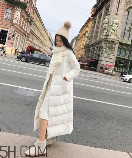 白色羽絨服配什么鞋子？白色羽絨服搭配鞋子圖片