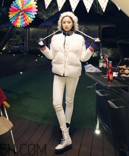白色羽絨服配什么鞋子？白色羽絨服搭配鞋子圖片