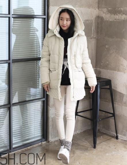 白色羽絨服配什么褲子？白色羽絨服搭配褲子圖片