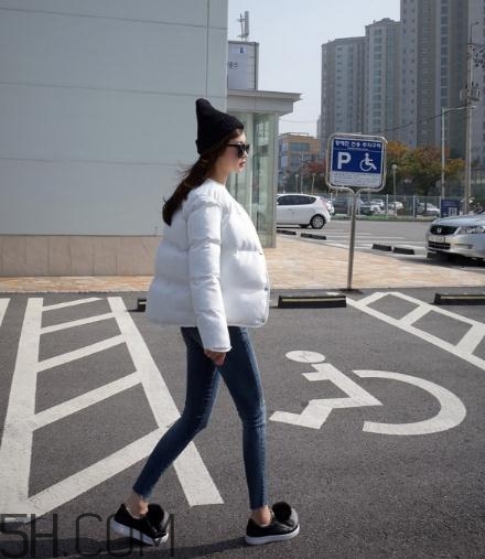白色羽絨服配什么褲子？白色羽絨服搭配褲子圖片