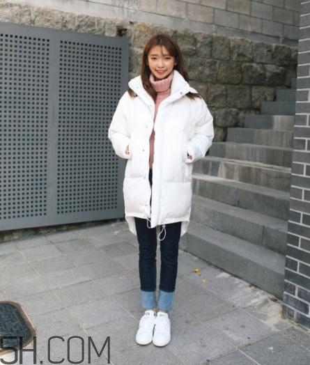 白色羽絨服配什么褲子？白色羽絨服搭配褲子圖片