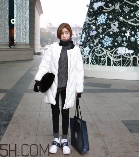 白色羽絨服配什么褲子？白色羽絨服搭配褲子圖片