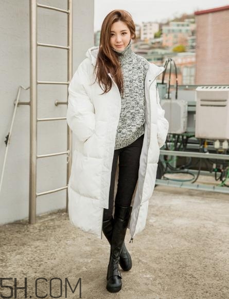 白色羽絨服配什么顏色毛衣？白色羽絨服搭配毛衣圖片