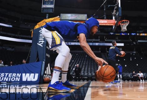 under armour curry 4 low勇士隊(duì)藍(lán)金配色會(huì)發(fā)售嗎？