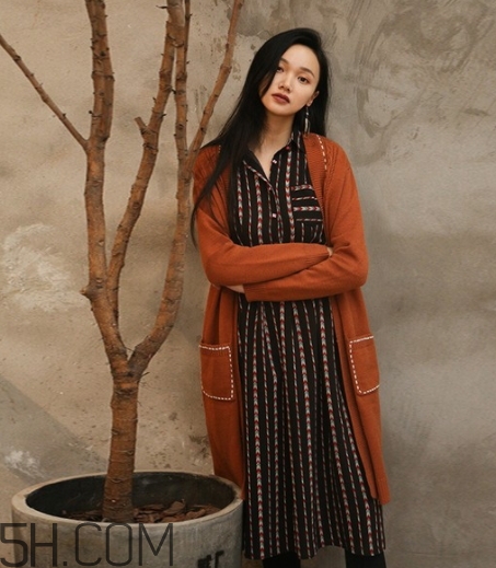 焦糖色衣服怎么搭配？焦糖色衣服搭配示范