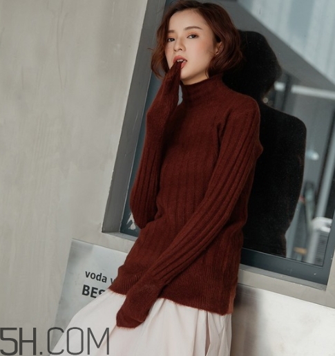 焦糖色衣服怎么搭配？焦糖色衣服搭配示范